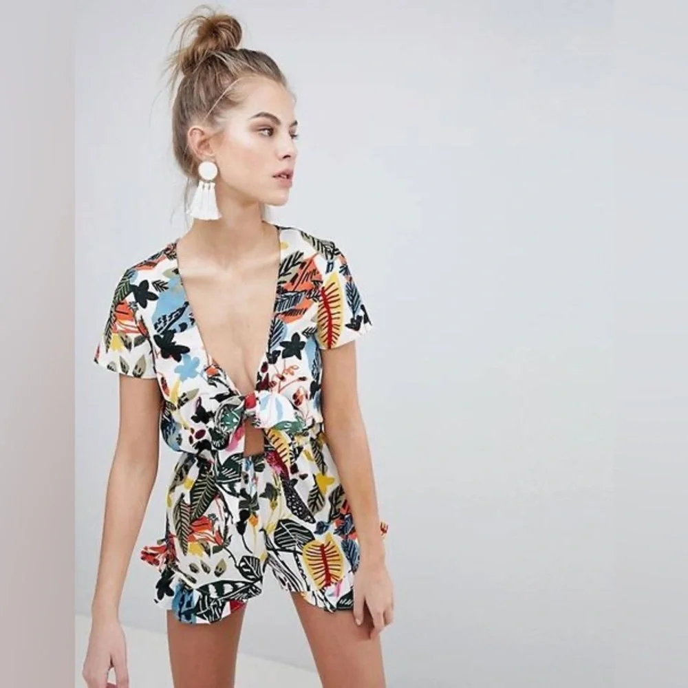 ASOS Boohoo Front Tie Cut Out Romper Tropical Floral Size US 6 - Picture 1 of 8